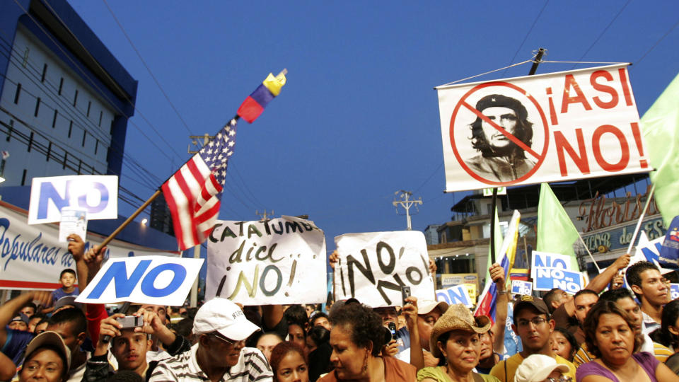TUSENER I MARSJ: Opposisjonen i Venezuela demonstrerer imot prosessen mot guvern�ren i Maracaibo. Foto: Isaac Urrutia/REUTERS/Scanpix