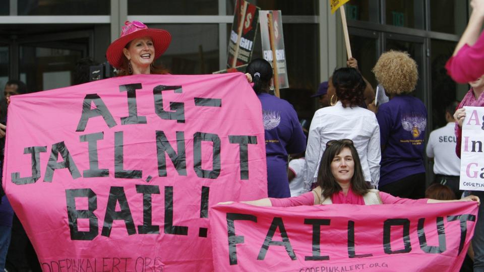 PROTESTER: Medlemmer av protestaksjonen som kaller seg �Code Pink�, viser hva de mener om forsikringsgiganten AIG. Foto: REUTERS/MARIO ANZUONI/SCANPIX