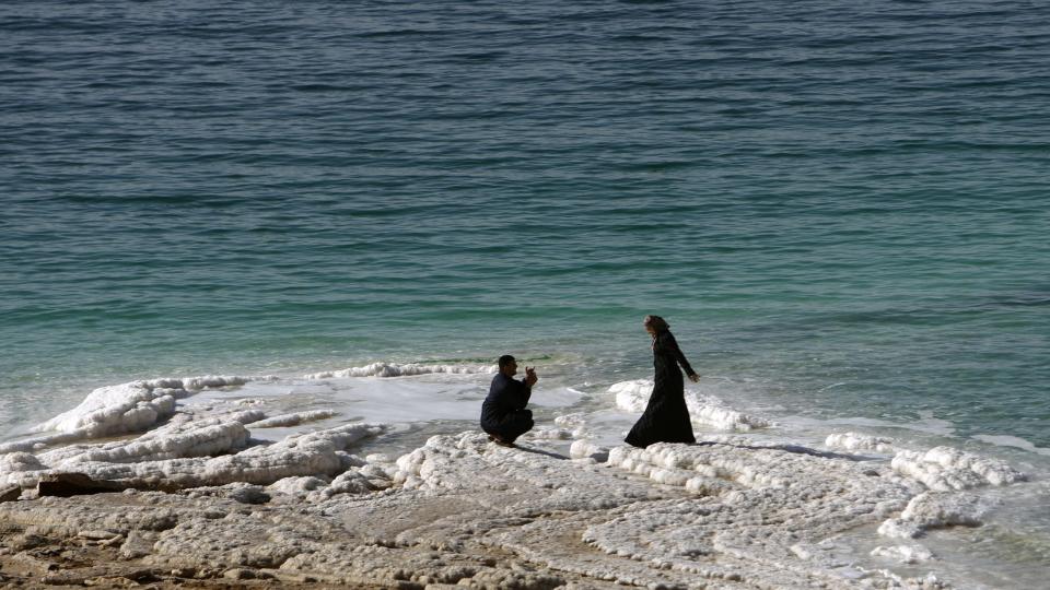 T�RKER OPP: Her vasset et par i D�dehavet, en innsj� som stadig blir mindre. Foto: REUTERS/Ammar Awad