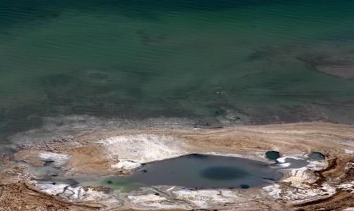 SKRUMPER INN:  Bildet viser en del av D�dehavet, rett ved Ein Gedi, og er tatt 9. august 2007. P� grunn av mindre vann fra Jordanelven har D�dehavet sunket en meter det siste �ret.  Foto: SCANPIX/REUTERS/Yannis Behrakis