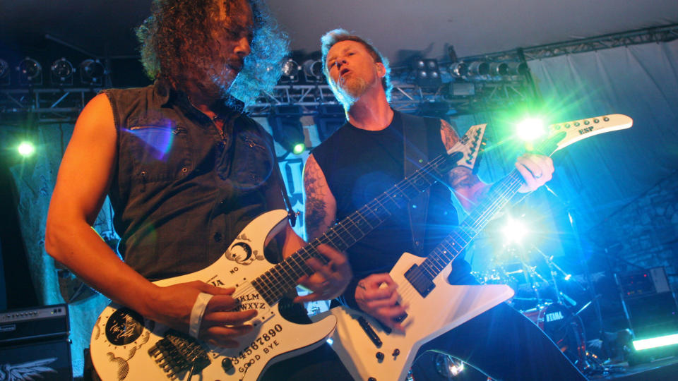 INTIMT: Metallicas Kirk Hammett og James Hetfield spilte en hemmelig og intim gig i Texas. FOTO: SCANPIX/AP