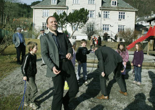 FIKK LEKE: SV-topper p� barneskole i Bergen. Foto: Foto: Jacques Hvistendahl
