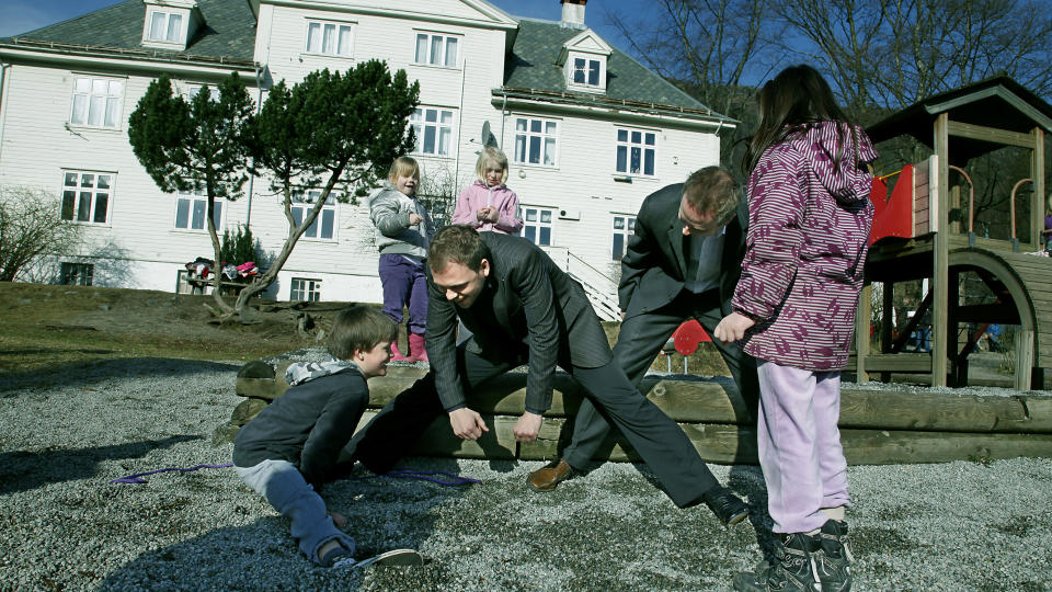 UT I SPAGATEN: De to SV-lederne Audun Lysbakken og B�rd Vegar Solhjell ble utfordret av Henrik (8)  til � g� ned i spagaten. Foto: Jacques Hvistendahl.