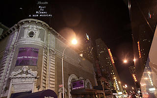 HYLLET RICHARDSON Broadway dimmet lysene til �re for den d�de skuespillerinnen tidligere i g�r kveld. Foto: MICHAEL LOCISANO / GETTY / AFP / SCANPIX