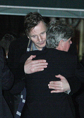FIKK TR�ST: Ektemann Liam Neeson p� likvaken i Greenwich Village i New York i g�r kveld. Foto: TINA FINEBERG / AP / SCANPIX