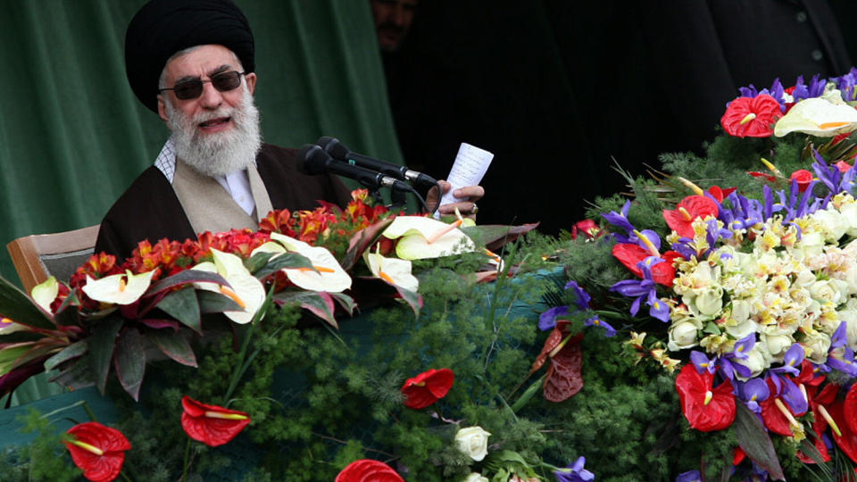 KHAMENEI: - De bruker slagordet �forandring�, men i praksis har ingenting endret seg. Vi har i alle fall ikke sett noen tegn til endring, sa Khamenei etter Obamas utspill om � bedre forholdet til Iran.  AFP PHOTO/FARS NEWS