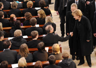 MERKEL Angela Merkel var til stede under minneseremonien for ofrene av skoleskytingen i Winnenden.