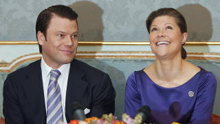 LYKKELIGE: Og det svenske hoffet roses da ogs� for bruken av nye medier - men kritiseres samtidig for sensuren. Foto: SCANPIX