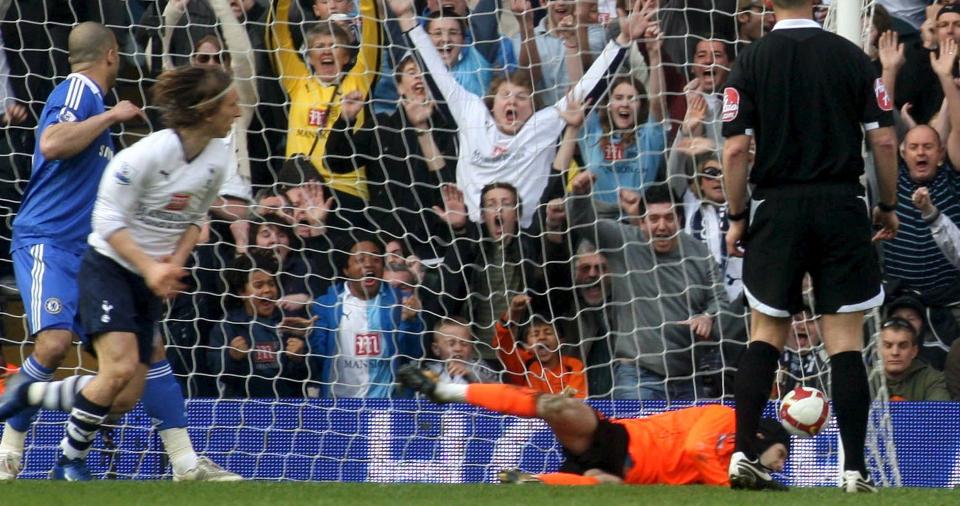 SENKET CHELSEA: Luka Modric (t.v.) senket Chelsea med en glimrende avslutning fra 16 meter. Foto: SCANPIX/EPA/DANNY MARTINDALE