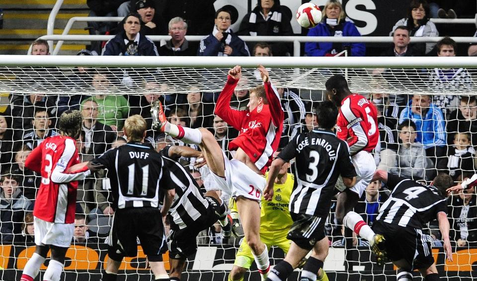 �PNET BALLET: Nicklas Bendtners heading satte i gang et ti minutter langt scoringsrush av de sjeldne p� St. James' Park.Foto: SCANPIX/REUTERS/Nigel Roddis