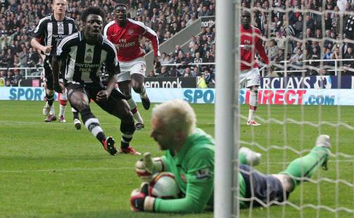 TRAGIKOMISK: Obafemi Martins fors�k fra straffemerket var som et tilbakespill � regne for Manuel Almunia. Foto: SCANPIX/EPA/LINDSEY PARNABY