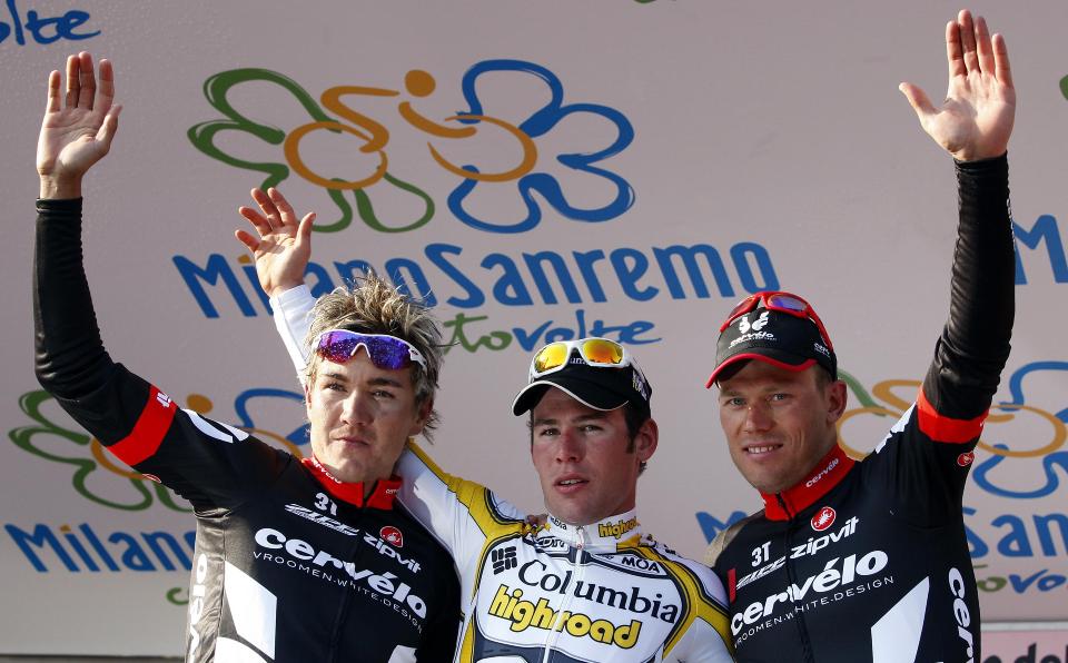 SMILTE FOR PALLPLASS: Thor Hushovd (t.h.) venter fortsatt p� seier i en av de store v�rklassikerne, men smilte likevel for tredjeplassen i Milano - San Remo i ettermiddag. Her er Cerv�lo-kapteinen sammen med lagkamerat Heinrich Haussler (t.v.), som ble nummer to, og vinneren Mark Cavendish fra Team Columbia. Foto: SCANPIX/REUTERS/Alessandro Garofalo