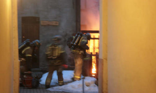 BRANNSTIFTER L�S: Her slukker brannvesenet en brann i Thorvald Meyers gate. Foto: Espen Hovde