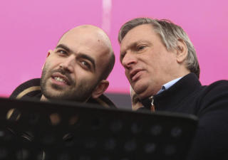 DEMONSTRERTE: Forfatter Roberto Saviano og prest Don Luigi Ciotti, to markante skikkelser i kampen mot mafiaen. Foto:  Stefano Renna/REUTERS/Scanpix