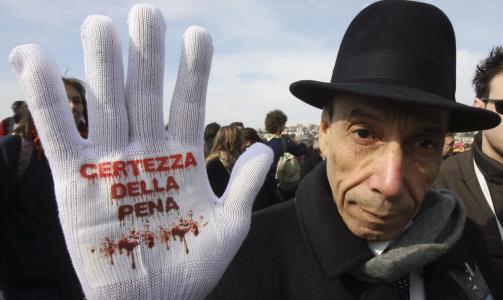 TAR ET STANDPUNKT: Denne mannen sier sin klare mening om mafiaen. Foto: Ciro De Luca/REUTERS/Scanpix