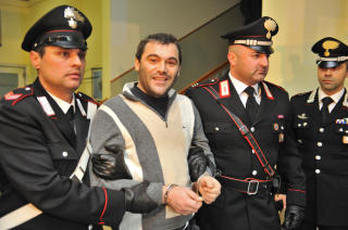 TATT TIL SLUTT: Giuseppe Setola r�mte fra politiet gjennom underjordiske tunneler. Foto: Francesco Pischetola/AFP/Scanpix