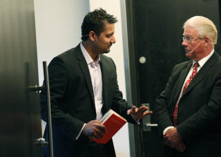 HAR DEBATTERT F�R: Da Raja skulle lansere sin egen bok inviterte han Carl I. Hagen til debatt. 
Foto: Morten Holm / SCANPIX