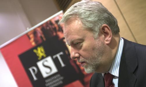- FORVENT POLITIBES�K: PST-sjef J�rn Holme gj�r det krytallklart at dersom du truer en politiker m� du forvente � f� PSTs medarbeidere p� hjemmebes�k.
FOTO: MORTEN HOLM / SCANPIX
