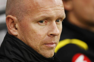 HJEMMEFORDEL: Henning Berg h�per kanarifansen gir LSK en ekstra giv mot Viking.
Foto: Erlend Aas / SCANPIX