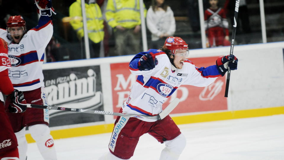TIL FINALE: V�lerengas Lars Erik Spets (til h�yre) jubler for 3-0-scoringen. Til venstre i bildet jubler V�lerengas Blake Evans.
Foto: Jon Olav Nesvold / SCANPIX