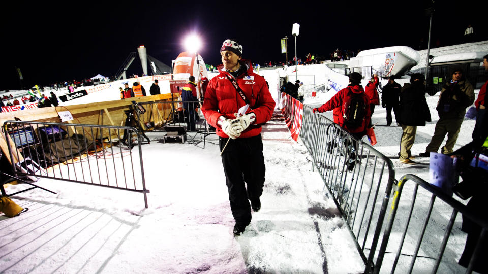 LILLEHAMMER 20090313:
En skuffet landslagssjef Mika Kojonkoski p� sletta etter verdenscuprennet i hopp p� Lillehammer fredag. 
Foto: Kristoffer �verli Andersen / SCANPIX