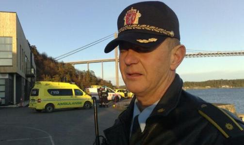 P� �STEDET: F�rstebetjent Torgeir Egeland ved Arendal politistasjon bekrefter at dykkere har s�kt p� stedet. Foto: TOMM W. CHRISTIANSEN