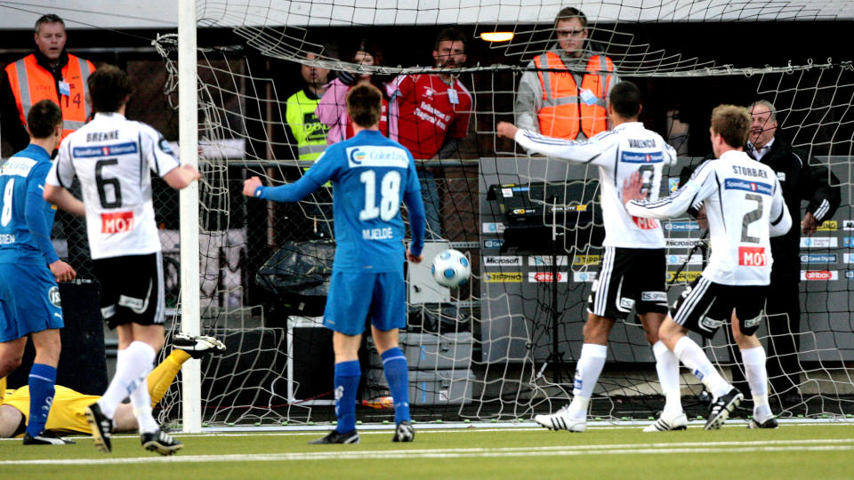 SOLOPRESTASJON: Lagkamerater og motspillere ble statister da Bentley gjorde 1-0 til Odd Grenland p� egenh�nd. Foto:  Trond Reidar Teigen  / SCANPIX