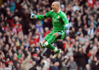 LA OPP: S� glad ble Jose Reina etter � ha lagt opp til Albert Rieras knallscoring. Foto: AP.