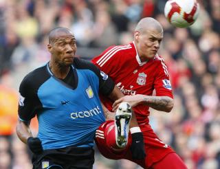 SLET: John Carew og Villa slet med � skape sjanser. Nordmannen skapte Villas to farligste. Foto: AP.
