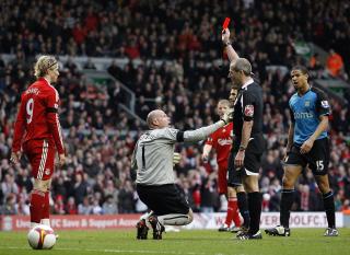 UTVIST: Brad Friedel fikk r�dt etter � ha fratatt Fernando Torres en �penbar m�lsjanse. Foto: Paul Thomas / AP.
