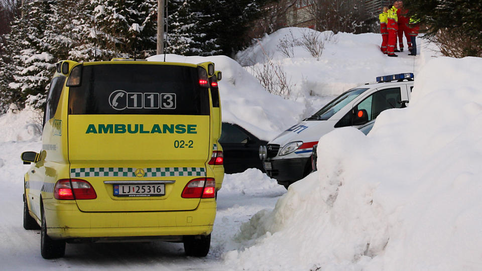 TRE DREPT: Ambulanse ble tilkalt, men helsepersonellet kunne ikke gj�re noe for � redde personene som l� d�de i huset. Foto: STIAN SAUR / NORDLYS