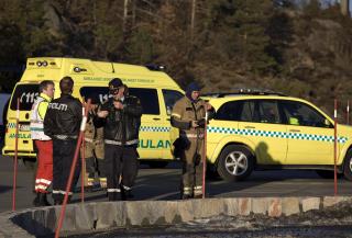 TROM�YSUNDET: Dykkere s�ker fremdeles etter personer i vannet. Foto: TOMM W. CHRISTIANSEN