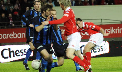 BRENNHET START: Brann tok en tidlig ledelse da Jan Gunnar Solli kontrollert plasserte ballen i lengste hj�rne bak en sjansel�s Jon Knudsen.Foto: Marit Hommedal  / SCANPIX