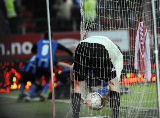 BITTERT: H�kon Opdal plukker ballen ut av nettmaskene, mens Stab�k-spillerne feirer Mikkel Diskeruds scoring bare seks minutter f�r slutt.
Foto: Marit Hommedal  / SCANPIX