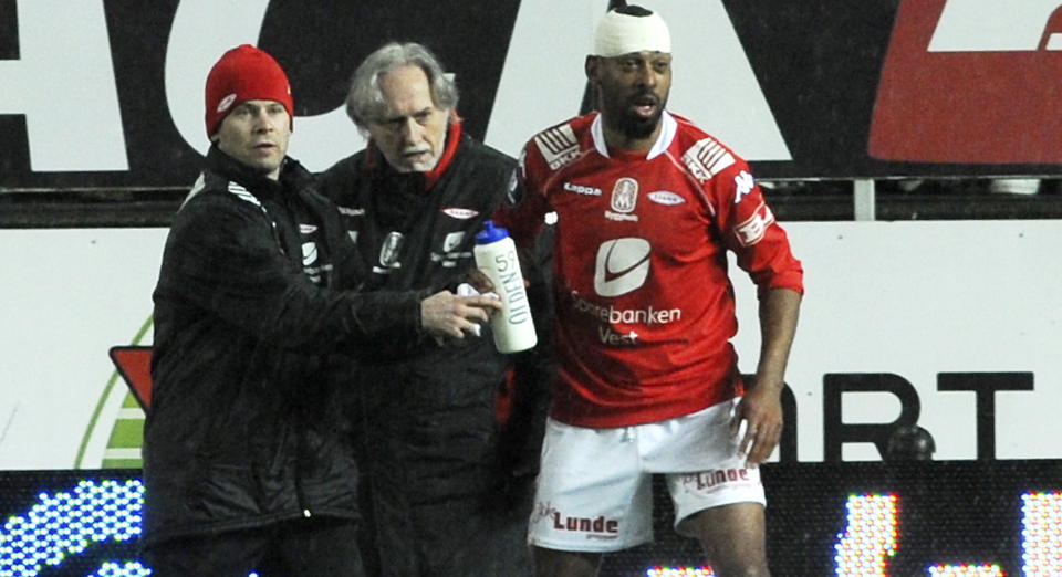 RYSTET: David Nielsen var synlig preget da han m�tte ut p� sidelinjen for behandling etter et kraftig sammenst�t med lagkamerat Azar Karadas. Allikevel fikk han lov til � fortsette av Branns medisinske st�tteapparat.Foto: Marit Hommedal  / SCANPIX