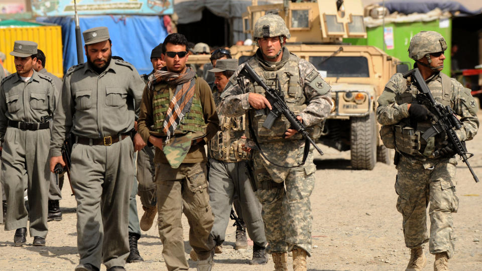 VANSKELIG OPPGAVE: Amerikanske soldater ute p� patrulje sammen med afghanske politimenn. USAs regjering har varslet en st�rre opptrapping i krigen mot Taliban og al-Qaida i Afghanistan og Pakistan. Foto: Massoud Hossaini/Scanpix/AP