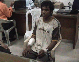 ALENE: Kasab er den eneste av ti terrorister som overlevde aksjonen i Mumbai. Her avfotografert under varetekten. Foto: REUTERS/CNN IBN/SCANPIX