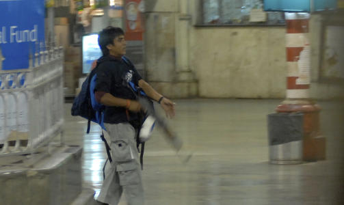 F�R MASSAKRENE: Kasab fotografert p� Chhatrapati Shivaji Terminus-togstasjonen i Mumbai, like f�r terrorangrepet begynte. Foto: Sebastian D' Souza/AP/Scanpix