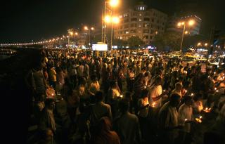 MINNEMARKERING: Folk i Mumbai viser sin respekt etter terrorangrepet. Foto: Jayanta Shaw/REUTERS/Scanpix