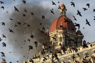 TERROR: Taj Mahal-hotellet eksploderer. Foto: Indranil Mukherjee/AFP/Scanpix