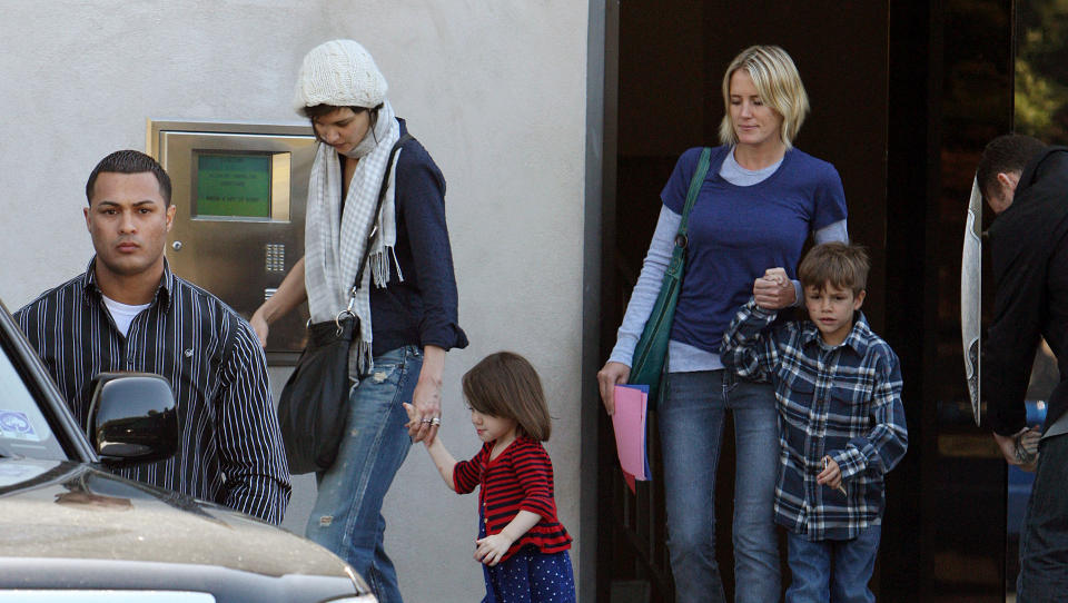 BARNEVAKT: Katie Holmes med datteren Suri og Romeo Beckham. (FOTO: STELLA PICTURES/FAME)