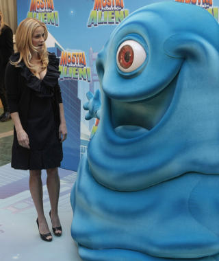  HAR VI HILST? Witherspoon ved siden av en av filmens hovedroller. (AP Photo/Andrew Medichini)