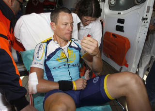 ALVORLIG: Armstrong ankom sykehuset i ambulanse, og Vuelta Castilla y Leon er definitivt over. N� starter kampen for � komme raskt tilbake, helst f�r Giro d'Italia.   Foto: SCANPIX/AFP/ JAIME REINA