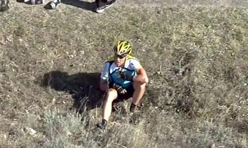 I SMERTER: En �penbart lidende Armstrong ventet p� ambulansen i veikanten etter velten p� f�rste etappe.  Foto: SCANPIX/EPA/TVCYL
