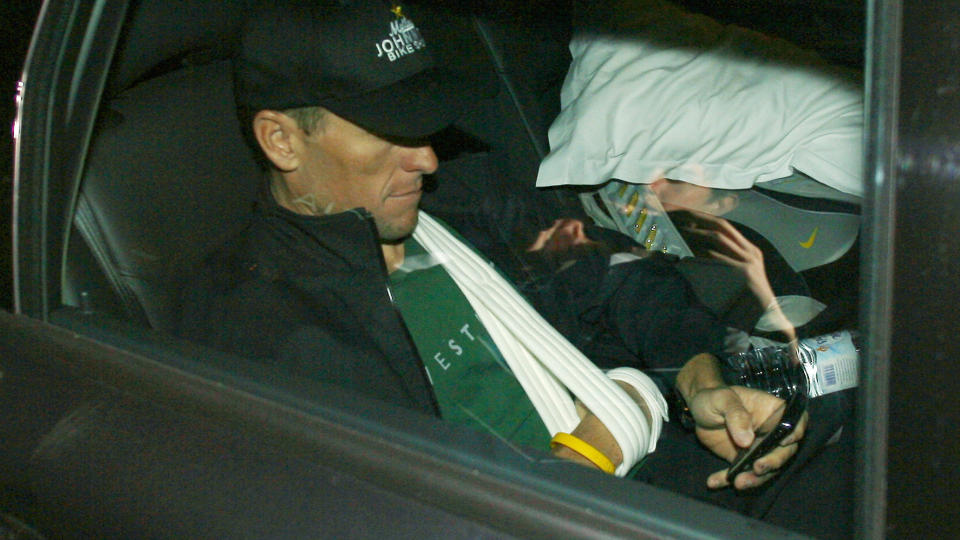 TWEET? Lance Armstrong forlot sykehuset i Spania med armen i fatle og brukket kragebein. Kort tid senere oppdaterte han fansen p� skadesituasjonen p� Twitter. Foto: SCANPIX/AP/Isreal Lopez