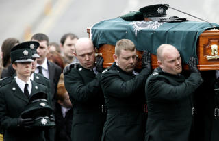 BEGRAVD: S�rgende politikolleger b�rer kisten under begravelsen fredag 13. mars. Foto: AP Photo/Peter Morrison/Scanpix