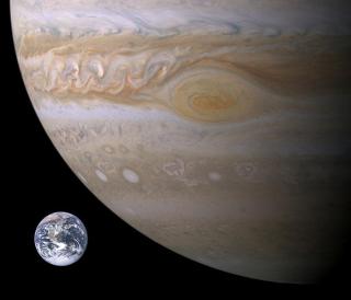 STOR: Jupiter er solsystemets st�rste planet - her sammenliknet med jorda. Fotomontasje: Nasa