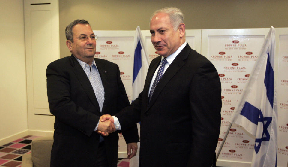 DANNER REGJERING: P�troppende statsminister Bejamin Netanyahu (h�yrse) og arbeiderpartileder Ehud Barak h�ndhiilser f�r et m�te i Tel Aviv 1. mars i �r. I dag danner de trolig regjering sammen. Foto: AFP/DAVID FURST/SCANPIX