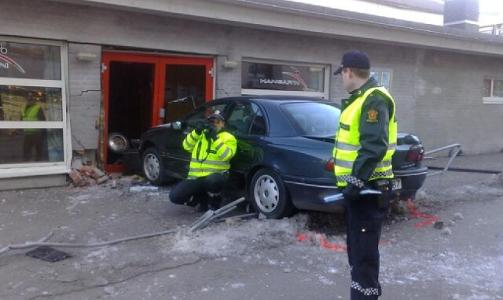 BLE TRUFFET: Denne bilen ble truffet i hekken av den hvite varebilen, og endte med � krasje inn i en bygning. Foto: �istein Norum Monsen/Dagbladet