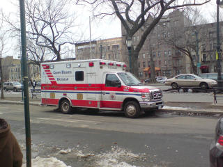 TVILER P� AT NEW YORK-AMBULANSEN ER RASK NOK: Derfor holder j�dene i Crown Heights fire ambulanser. Ambulansesj�f�rene har lov � bruke elektronikk om det trengs under sabbaten. Foto: ASTRID MELAND